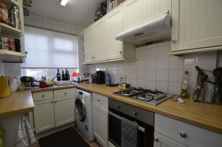 4 bedroom Semi-detached house to rent - Photo 3