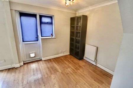 Rowenhall, Basildon. - Photo 3