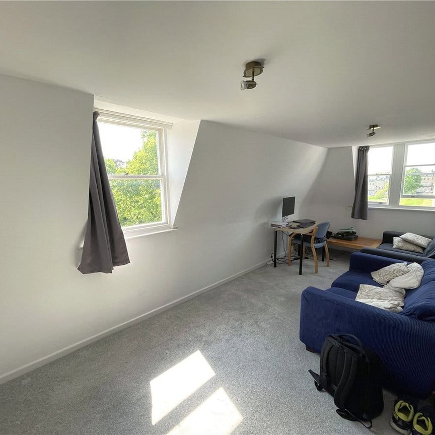 A light and spacious, well presented apartment in an excellent location with spectaculor views over the Royal Crescent lawn. - Photo 1