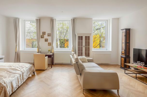 High-quality, fully equipped period apartment near Kutschkermarkt, excellent transport links - Foto 1