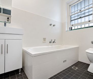 Top floor apartment in the heart of Elizabeth Bay - Photo 4
