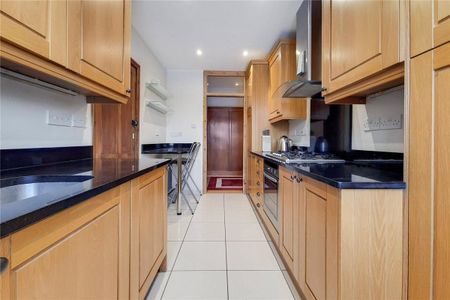 2 bedroom flat in Manor Fields - Photo 3