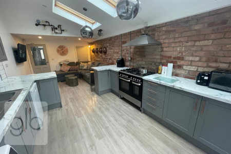 1 bedroom in a house share to rent - Photo 5