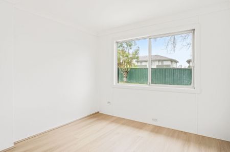 A Must Inspect - 5 BEDROOMS & TENNIS COURT ON 1200SQM BLOCK - Photo 4