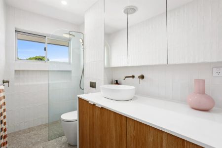 Executive Furnished Apartment in Prime Location - Walk to beach and Amenities - Photo 5