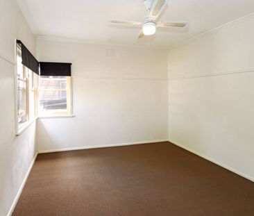 Charming 3-Bedroom Home in Prime Horsham Location - Photo 4