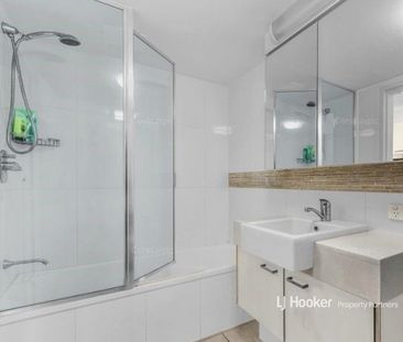 Explore Brisbane's Best: Stylish 1-Bedroom Steps from Action! - Photo 3