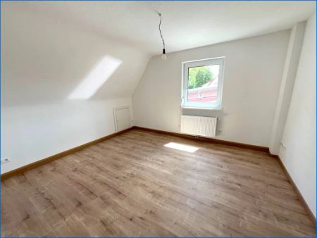 Erstbezug - heimelige 4,5 Zi.-Wohnung im OG und DG mit Fernblick und Garage! - Photo 4