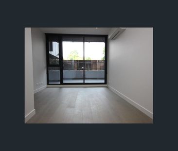 Stunning, 2 bedroom, 2 bathroom with huge private courtyard! - Photo 3