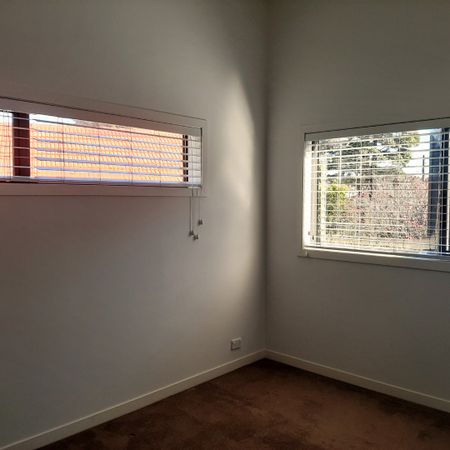 Lovely Townhouse in Point England - Photo 4