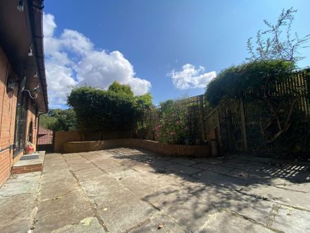 4 bedroom detached house to rent - Photo 3