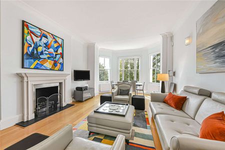 A fantastic lateral three bedroom apartment on a sought after address in St. John's Wood. - Photo 3