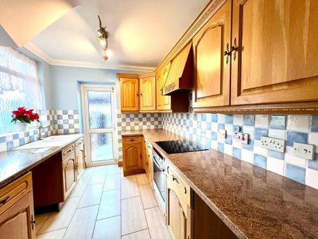 4 bedroom semi-detached house to rent - Photo 2