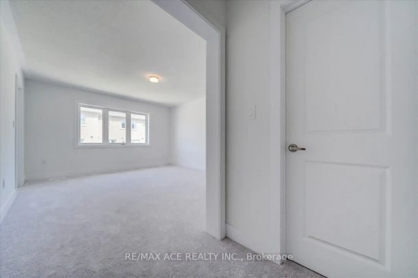 Condo Townhouse For Lease | E9033646 - Photo 1
