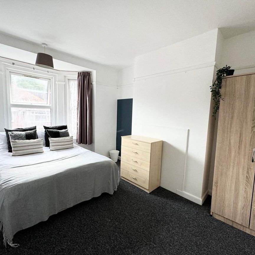 Room in a Shared House, Burlington Road, SO15 - Photo 1