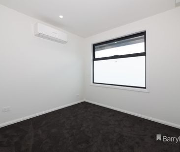 Stunning Modern Townhouse with Premium Features - Photo 5