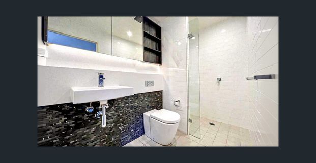 Stylish 2-Bedroom Apartment in the Heart of Erskineville - Photo 1