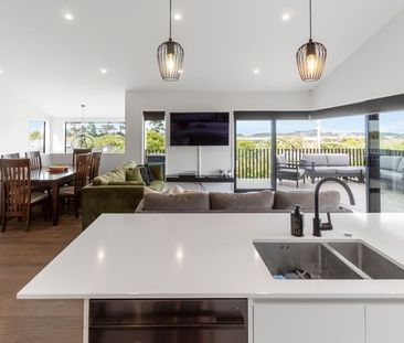 Modern 5 bedroom, 3.5 bathroom home with 2 living areas and stunnin... - Photo 6