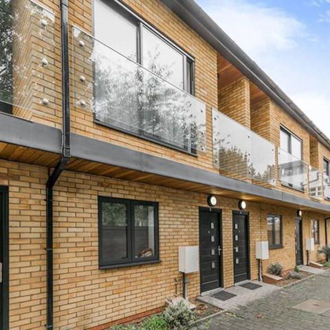 4 bedroom town house located on a private gated mews - Photo 1