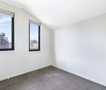 Great Location – Stylish Townhouse Living - Photo 6