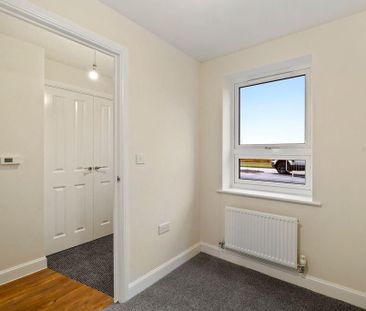 4 bedroom semi-detached house to rent - Photo 2