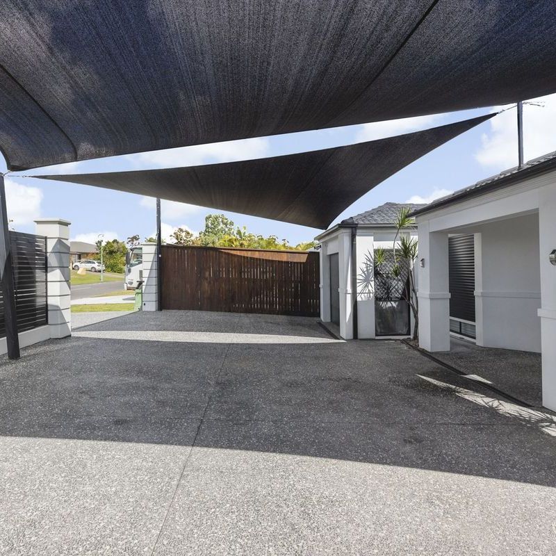 Modern Renovated Family Home - Photo 1