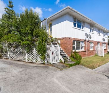 Top Floor Apartment - Unbeatable Location - Photo 2