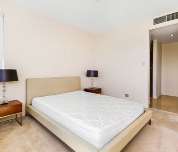 SELF CONTAINED UNIT OVERLOOKING THE GLADSTONE HARBOUR - Photo 4