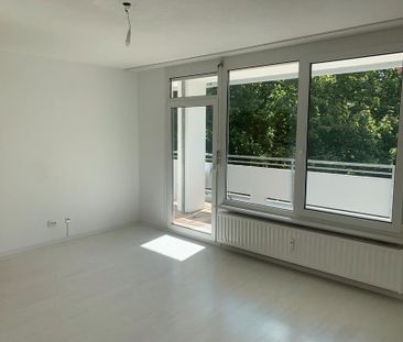 Stilvolle, modernisierte 3,5-Raum-Wohnung mit Einbauküche - Foto 1