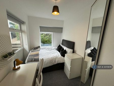 6 bedroom detached house to rent - Photo 5
