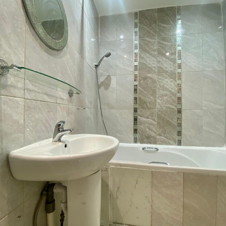 2 Bed Flat, High Street Colliers Wood, SW19 - Photo 1