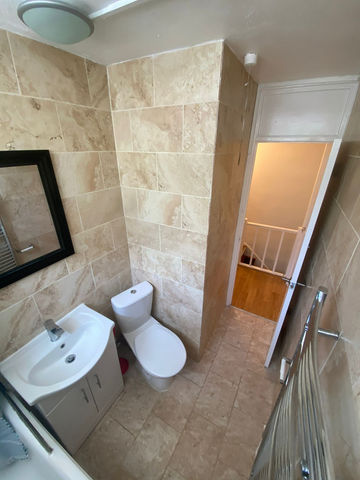 1 bedroom in a flat share to rent - Photo 4