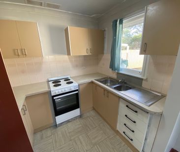 Comfortable 3-Bedroom Home Close to Nowra Town Centre - Photo 3