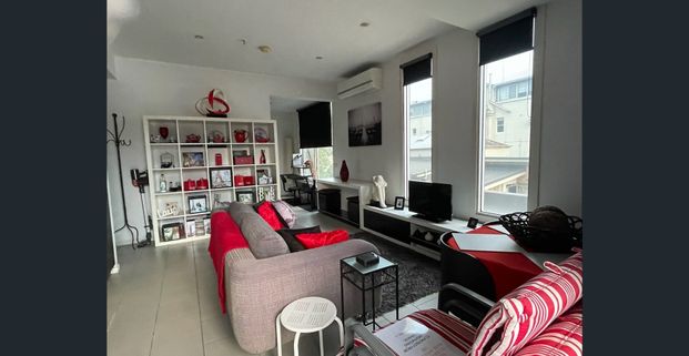 FULLY FURNISHED - PRIME LOCATION, CLOSE TO BEACH, PARKS, PUBLIC TRANSPORT - Photo 1