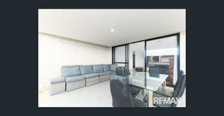 4x2 Family Home in Eglinton - With Theatre! - Photo 2