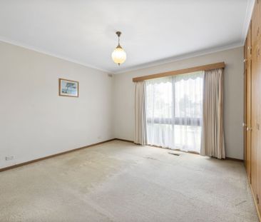 48 Browns Parade, Wendouree - Photo 6