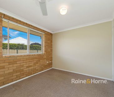 UNIT IN GREAT LOCATION! - Photo 1