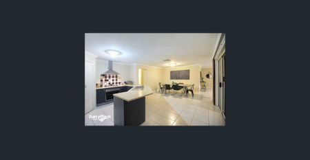 Large and Spacious Family Home with 3 Living Areas!! - Photo 3