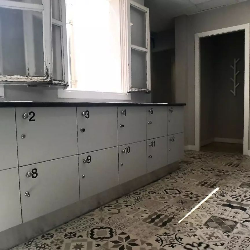 Modern room in a 15-bedroom apartment in Moncloa, Madrid - Photo 1