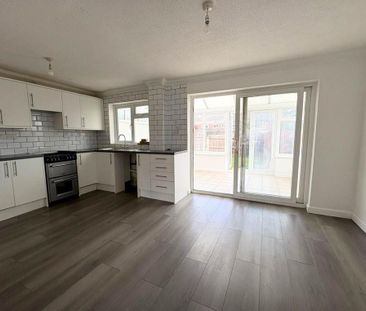 3 bedroom semi-detached house to rent - Photo 2