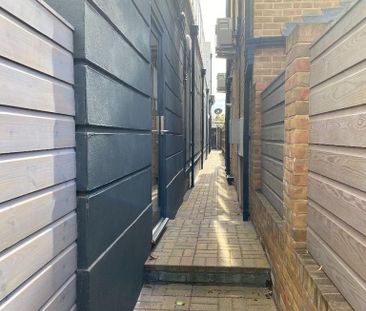 3 bedroom flat to rent - Photo 4