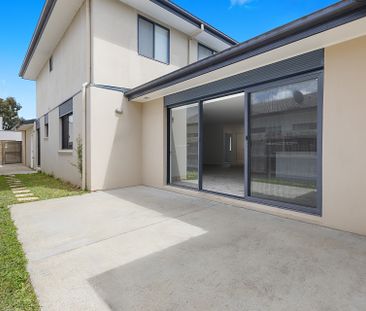 Near new. Family friendly. Easy care. - Photo 4