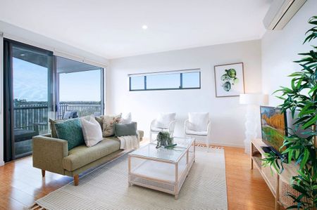 Modern Top-Floor Apartment with Stunning Views and Prime Location - Photo 2