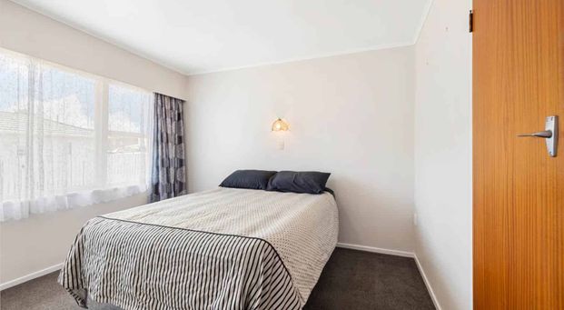 A hop, skip and a jump to the buzzing township... - Photo 1