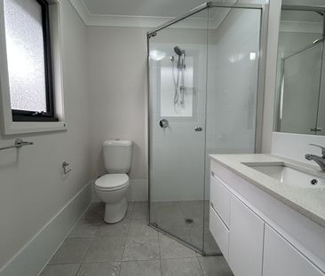 Near-New 5 Bedroom Family Home in Prime Leppington Location - Photo 1