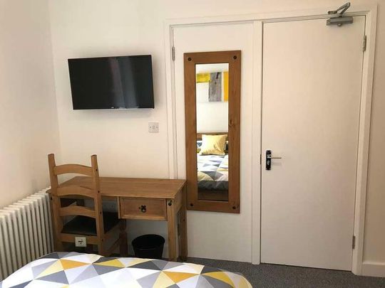 Manor Court Road, Nuneaton, CV11 - Photo 1