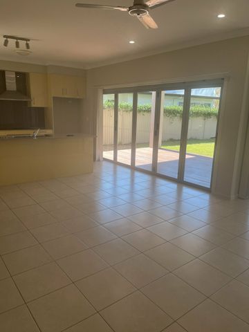 Spacious 4-Bedroom Home Backing Onto the Golf Course - Photo 3