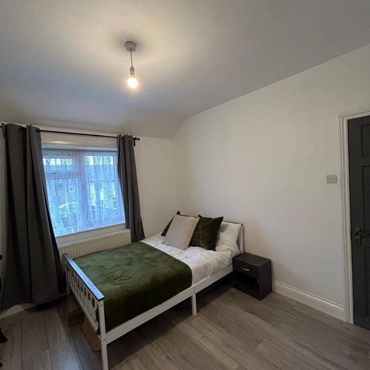 Room in a Shared House, Capstone Road, BR1 - Photo 1