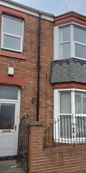 1 bedroom in a house share to rent - Photo 2