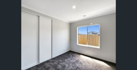 Stunning Three Bedroom Home - Photo 3